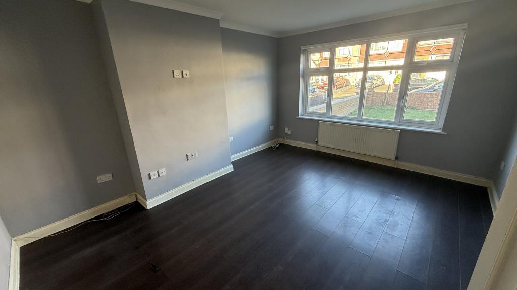 Lot: 32 - HOUSE FOR IMPROVEMENT IN POPULAR RESIDENTIAL AREA - Internal image of living room